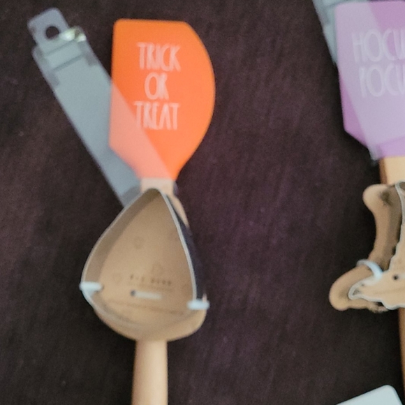 RAE DUNN HALLOWEEN SET OF 2 SPATUALS WITH COOKIE CUTTERS - Picture 2 of 4